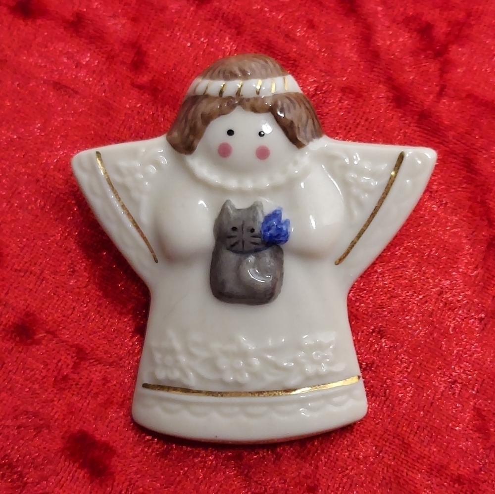 Large Cream Ceramic ANGEL Holding Gray Kitty Cat Brooch Pin Gold Accents EUC